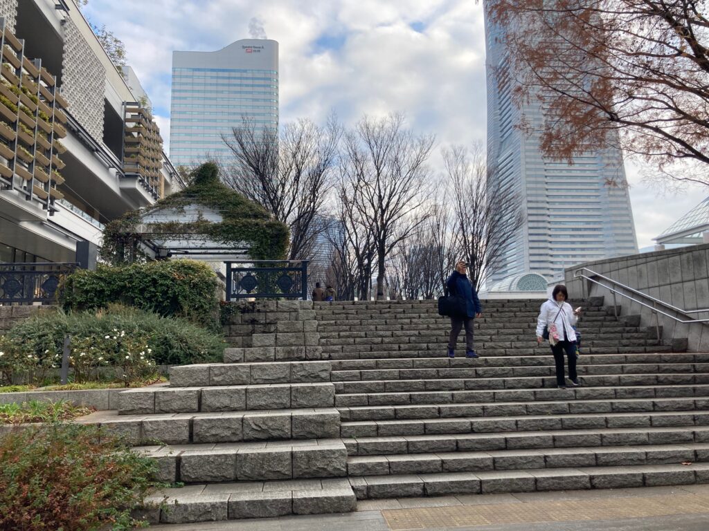 橫濱自由行 | 2024最新一日遊路線規劃、景點推薦、行程攻略
偶像劇階梯